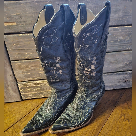 Stylish Black Embroidered Corral Women's Cowboy Boots - Picture 3 of 12